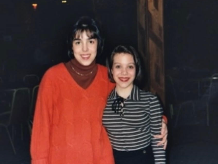 L'auteur (à droite) avec sa sœur Michelle. "C'était lors d'un bal de fin d'année au lycée en 1996." écrit l'écrivain. "J'avais 18 ans et Michelle 21 ans."