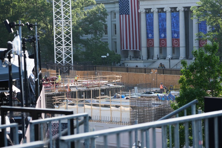 Les travaux de construction de la salle de bal de la Maison Blanche se poursuivent alors que les membres des médias visitent l'arène des combats de l'UFC Freedom 250 sur la pelouse sud de la Maison Blanche, le jeudi 11 juin 2026, à Washington. (Photo AP/Alex Brandon)