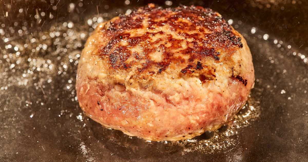 その赤い「生」ハンバーグ食べないで。客が仕上げるレア提供の店、SNS映えで人気も「O157で食中毒」の危険が…