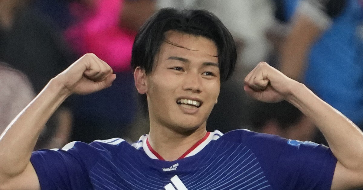 サッカー・上田綺世、人生初「父の日」の写真が「100万回いいね押せる」「かわいい最高」「ベビちゃんのユニフォーム姿可愛すぎ」と話題