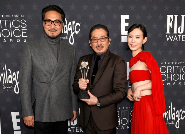 左から平岳大さん、真田広之さん、穂志もえかさん。第30回クリティクス・チョイス・アワード（放送映画批評家協会賞）の授賞式にて