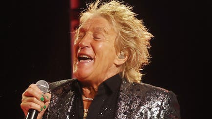 Rock Legend Rod Stewart Needs Oxygen Onstage In Frightening Moment Caught On Video