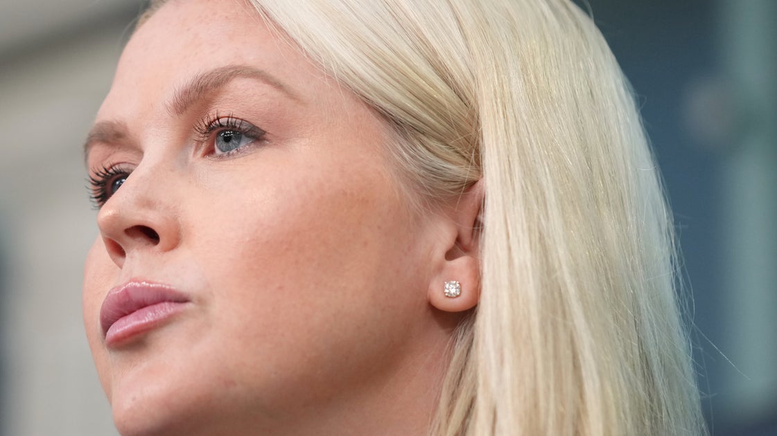 Karoline Leavitt kehrt an ihren Arbeitsplatz zurück und verurteilt die ...