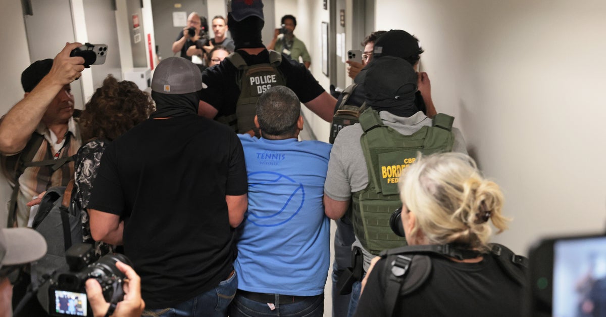https://img.huffingtonpost.com/asset/6a3b2abf150000273e6208ff.jpeg?cache=cFdbQdew5f&ops=1200_630