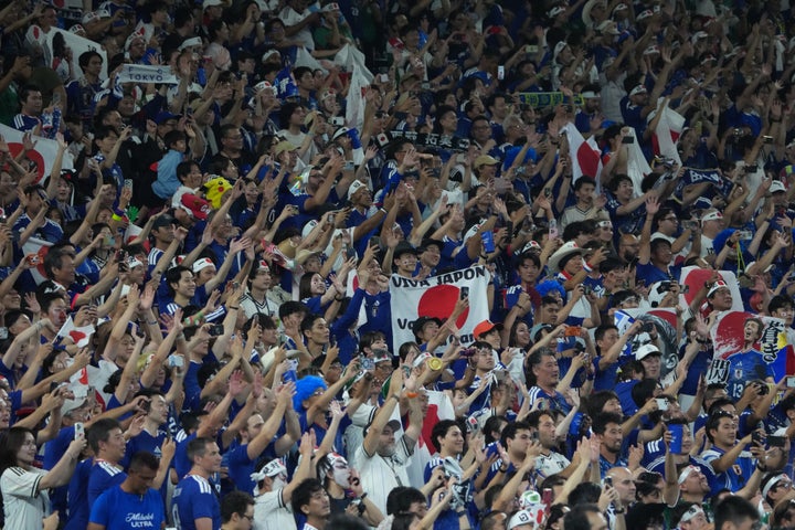 チュニジア対日本戦で応援する日本代表サポーター