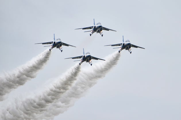 航空自衛隊美保基地（鳥取県境港市）で開催された航空祭で「ブルーインパルス」が展示飛行を披露