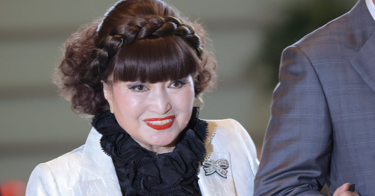黒柳徹子、ご褒美旅行中の“上品コーデ”に反響⇨「ブラウスが素敵」「どんな服も着こなしてる」