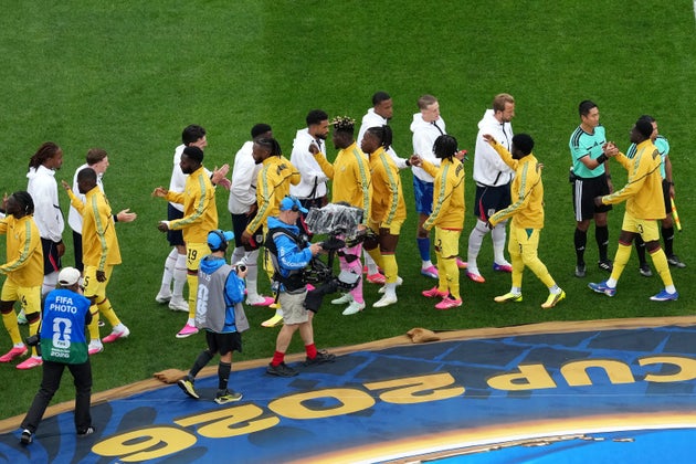 6月23日に行われた、FIFAワールドカップのイングランド対ガーナ戦。スペンス選手はパーティー選手との握手を拒否しているように見える