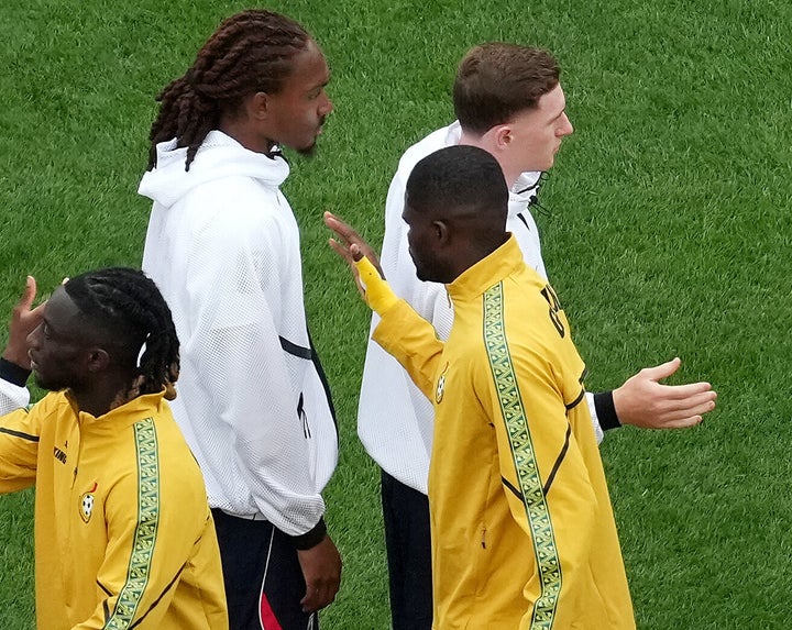 6月23日に行われた、FIFAワールドカップのイングランド対ガーナ戦。スペンス選手はパーティー選手との握手を拒否しているように見える