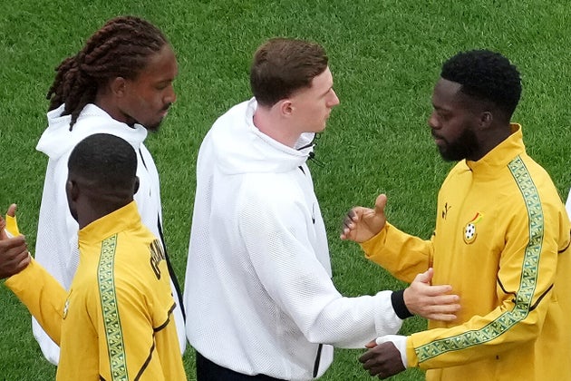 6月23日に行われた、FIFAワールドカップのイングランド対ガーナ戦。パーティー選手が通り過ぎながら握手しなかったスペンス選手を振り返っているように見える