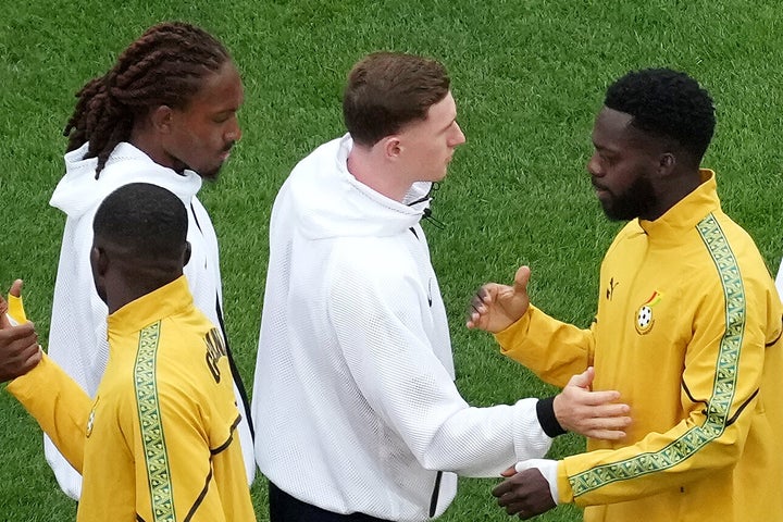 6月23日に行われた、FIFAワールドカップのイングランド対ガーナ戦。パーティー選手が通り過ぎながら握手しなかったスペンス選手を振り返っているように見える