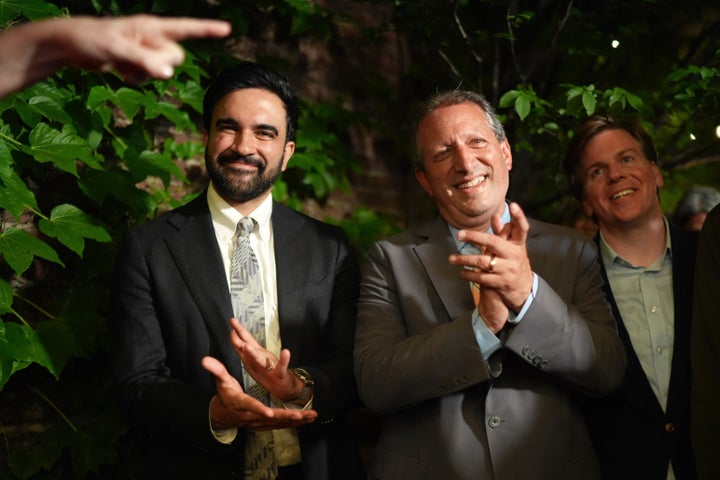 El candidato congresional demócrata Brad Lander con el alcalde de la ciudad de Nueva York Zohran Mamdani, en Nueva York, el 23 de junio del 2026. 