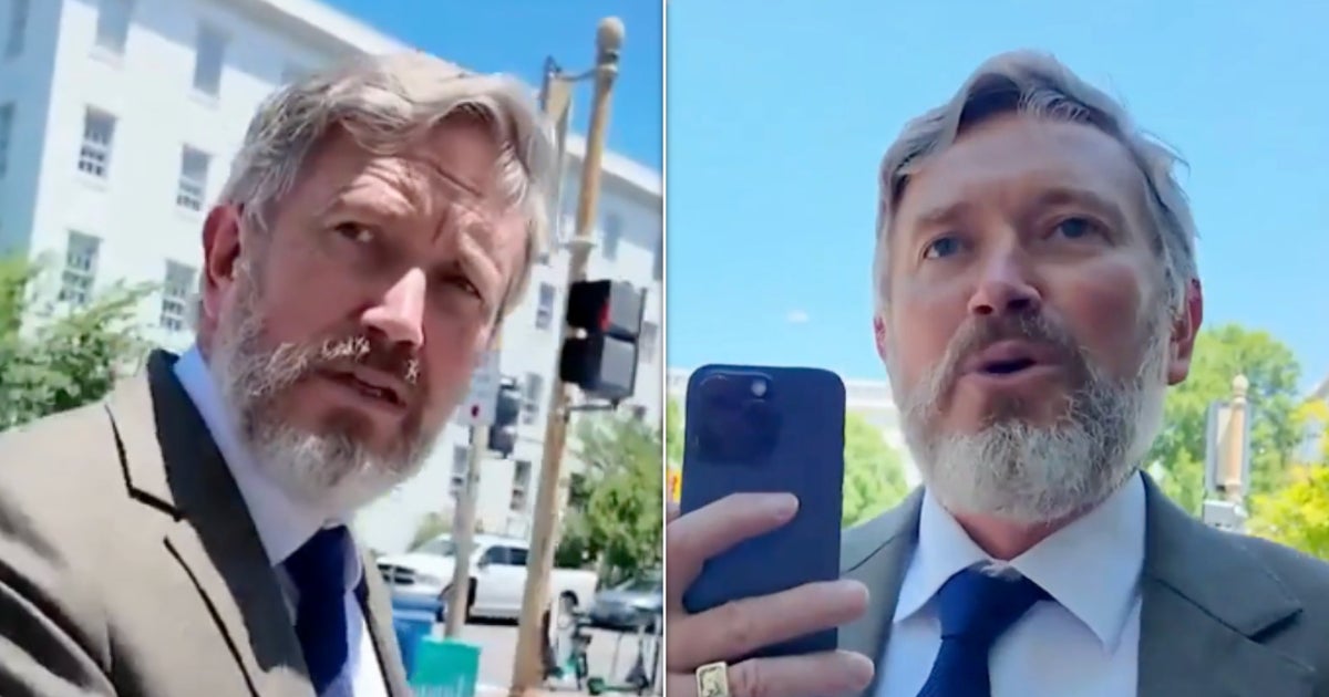 Thomas Massie s’en prend au journaliste dans une confrontation houleuse Thomas Massie s’en prend au journaliste dans une confrontation houleuse