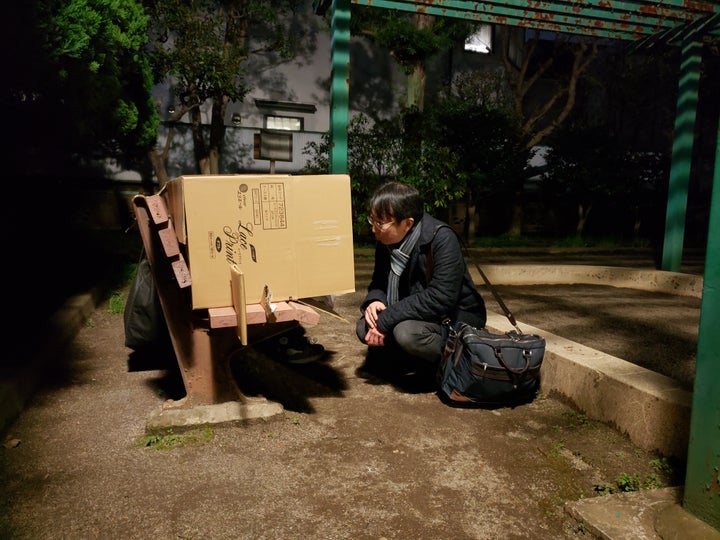 路上生活者の支援のため夜まわりをする、つくろい東京ファンド代表理事の稲葉剛さん