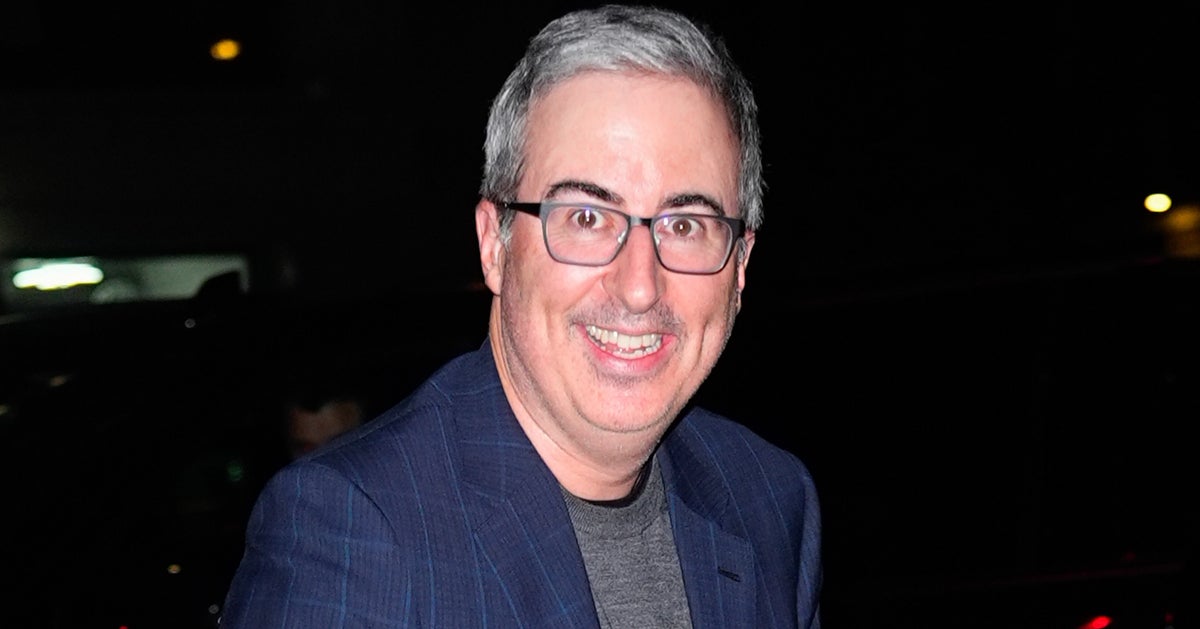 John Oliver compare la piscine réfléchissante « malodorante » au sexe avec Grinch
