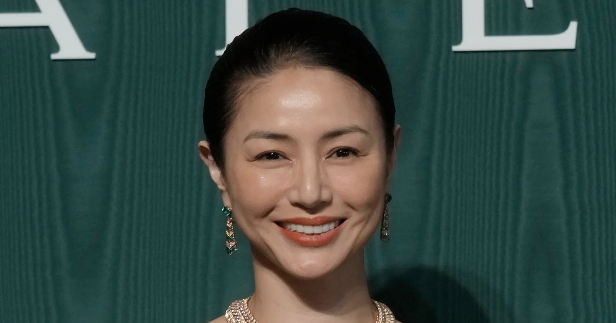 井川遥、50歳の誕生日ショットを公開。「楽しまなきゃ」の言葉に「素敵に歳を重ねている」