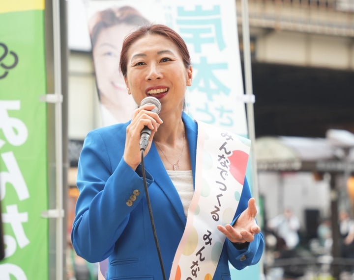 当選後に阿佐ヶ谷駅前での「夕焼け街宣」で話す、岸本聡子さん