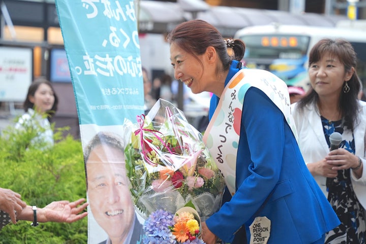 当選後に区民から花束を受け取る岸本聡子さん