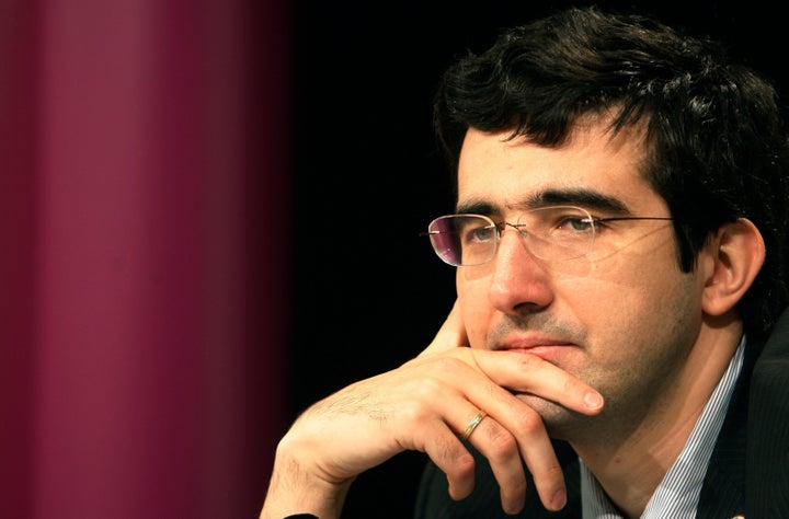 O russo Vladimir Kramnik encontra-se com a mídia durante uma coletiva de imprensa após a 10ª partida do Campeonato Mundial de Xadrez no Salão de Arte e Exposições da República Federal da Alemanha em Bonn, oeste da Alemanha, 27 de outubro de 2008. (AP Photo/Hermann J. Knippertz, Arquivo)