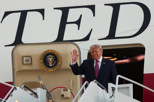 豪華な新・米大統領専用機「エアフォースワン」の写真。映り込んだある