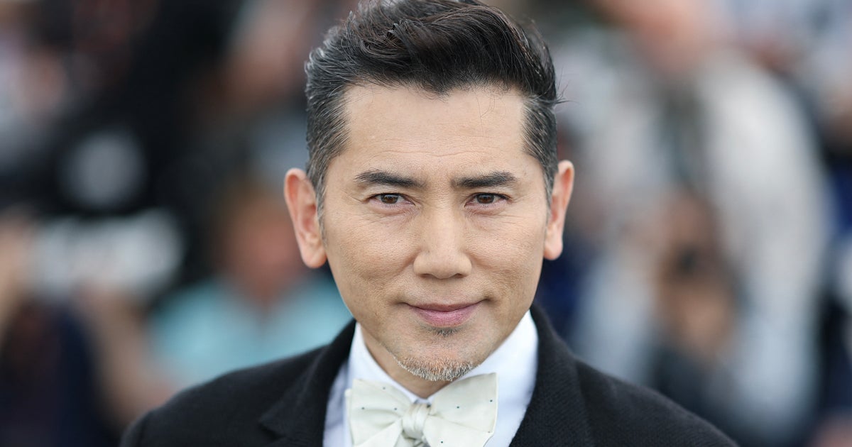 本木雅弘主演の映画「黒牢城」のアメリカ版ポスターに「渋くてかっこいい」「秀逸」と反響。日本版と比べると？