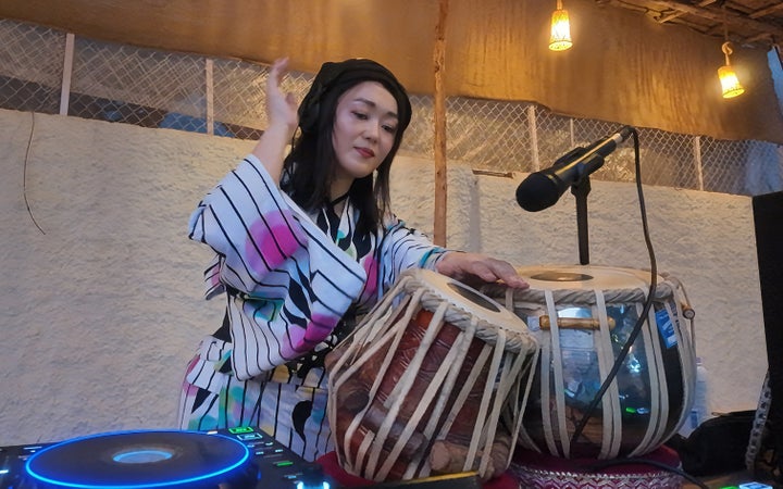 タブラーとDJをミックスした演奏の様子