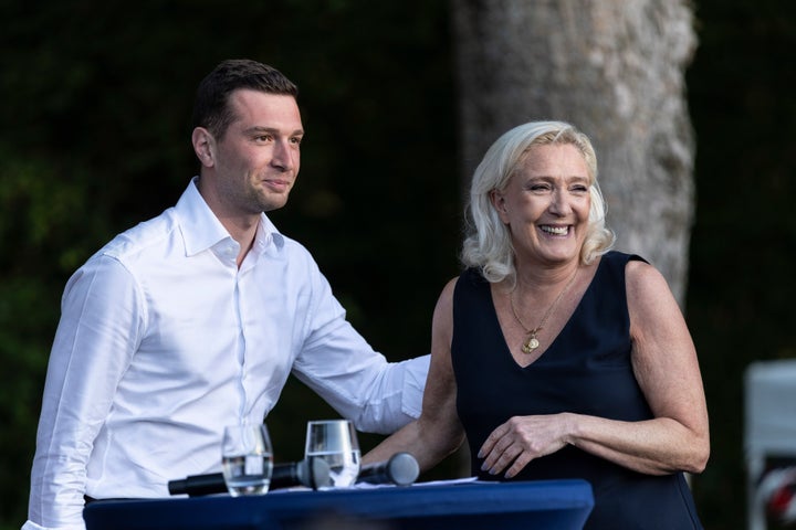 If Marine Le Pen decides that she cannot run with a bracelet, her protege Jordan Bardella would replace her.