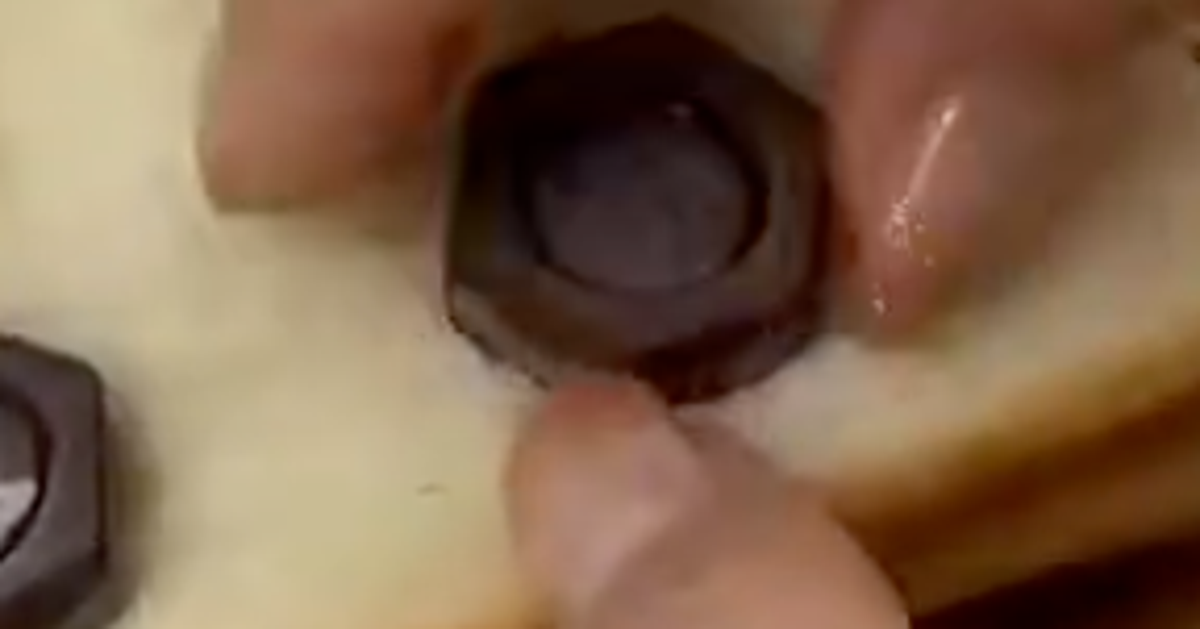 北九州名物「ネジチョコ」を使った“最強のバナナサンド”⇨「さすが鉄鋼の街」「これは欲しい」と絶賛の声