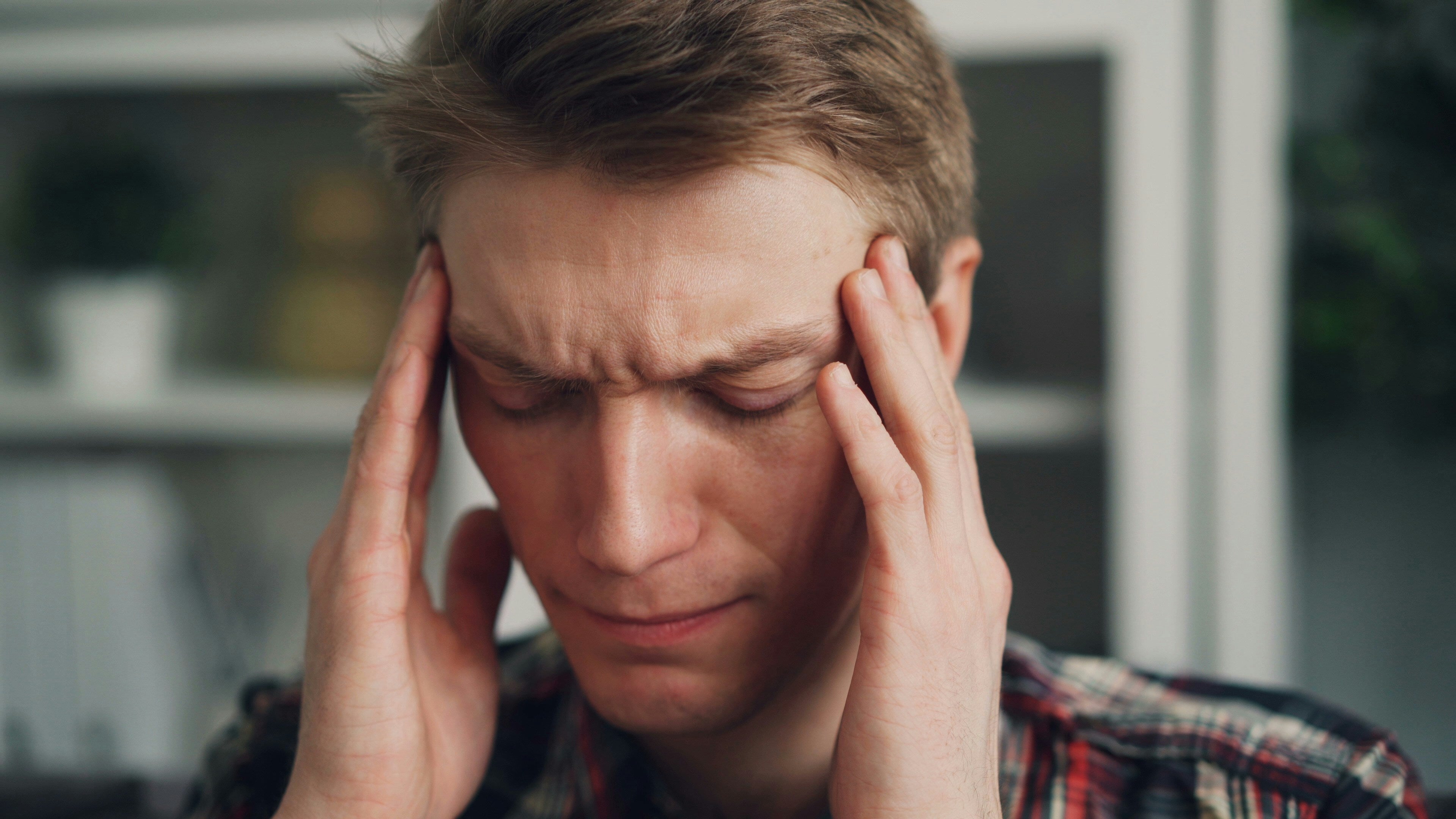 Five Headache Symptoms A Neurologist Would Never, Ever Ignore