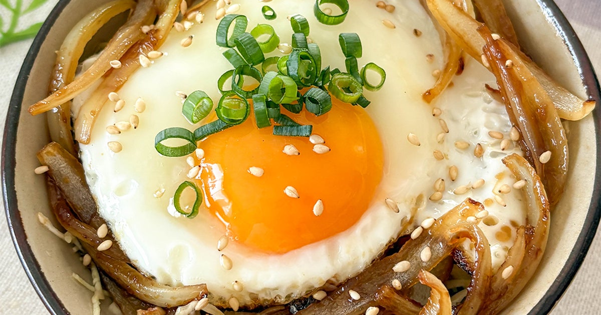 【玉ねぎと卵があれば大満足】冷蔵庫の残り物だけでごちそうに！玉ねぎの生姜焼き丼レシピ