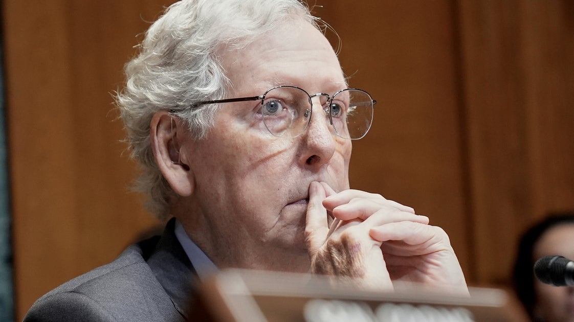 Nachbarn berichten, McConnell auf einer Trage in einen Krankenwagen ...