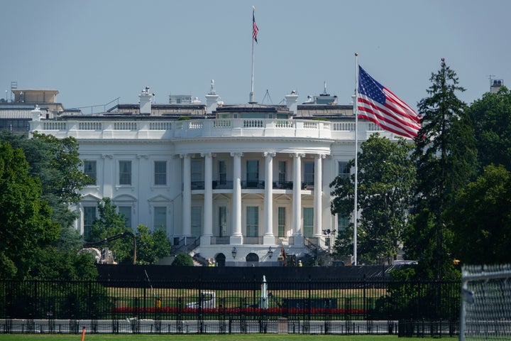 ホワイトハウスの南側の芝生エリアでは、ヘリパッドが建築中=2026年7月2日、米ワシントンD.C.