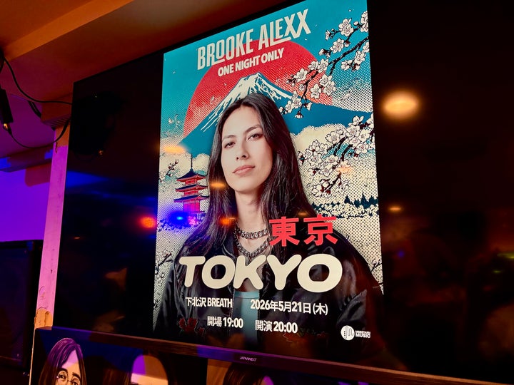 ブルックの東京でのライブ会場は、熱気に包まれた
