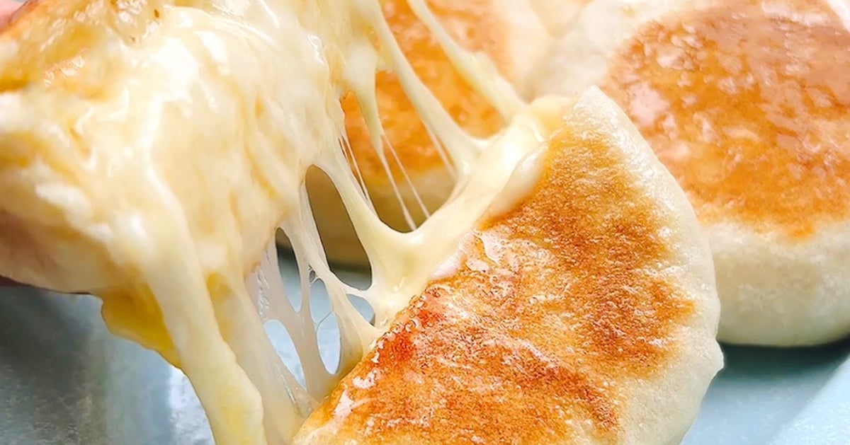 【無印、優秀すぎ!パンケーキよりこっち】水と混ぜてフライパンで焼くだけ。毎朝これがいい。はちみつチーズパン
