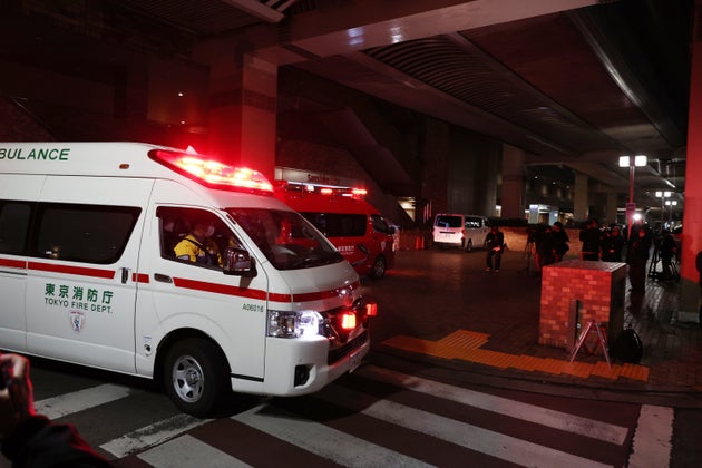 女性が刺された東京・池袋の商業ビル付近に集まる救急車など（2026年3月26日午後、東京都豊島区）
