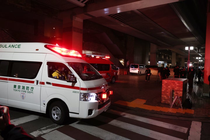 女性が刺された東京・池袋の商業ビル付近に集まる救急車など(2026年3月26日午後、東京都豊島区)