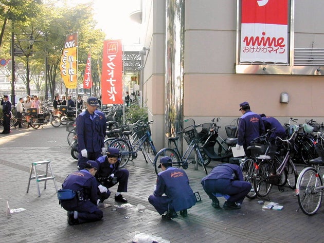 女子が刺殺されたJR桶川駅前で現場検証する捜査員（1999年10月26日、埼玉県桶川市）