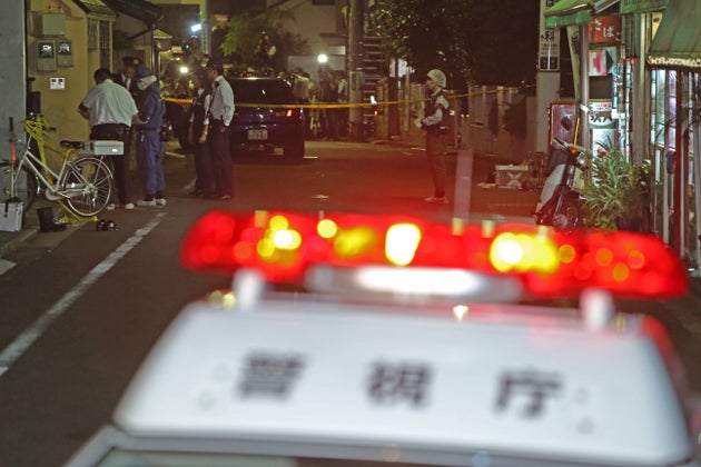 東京・三鷹で起きたストーカー殺人事件で、現場を調べる警視庁の捜査員（2013年10月8日、東京都三鷹市）