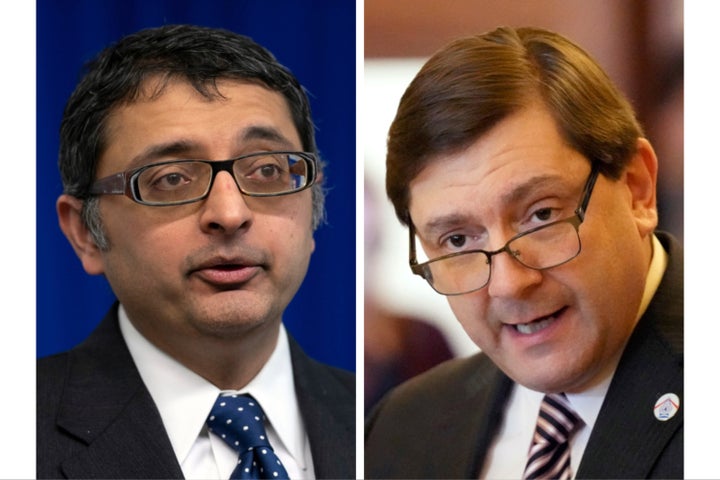 Nirav Shah (à gauche) prend la parole le 28 avril 2020 et Troy Jackson le 17 janvier 2023, dans cette combinaison de photos prises lors d'une conférence de presse à Augusta, dans le Maine. 