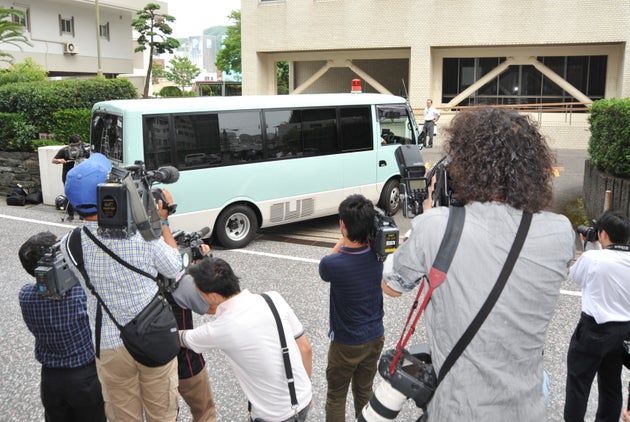 2人の女性を殺害した事件で、長崎地裁に入る男を乗せているとみられる車（2013年6月14日、長崎市）