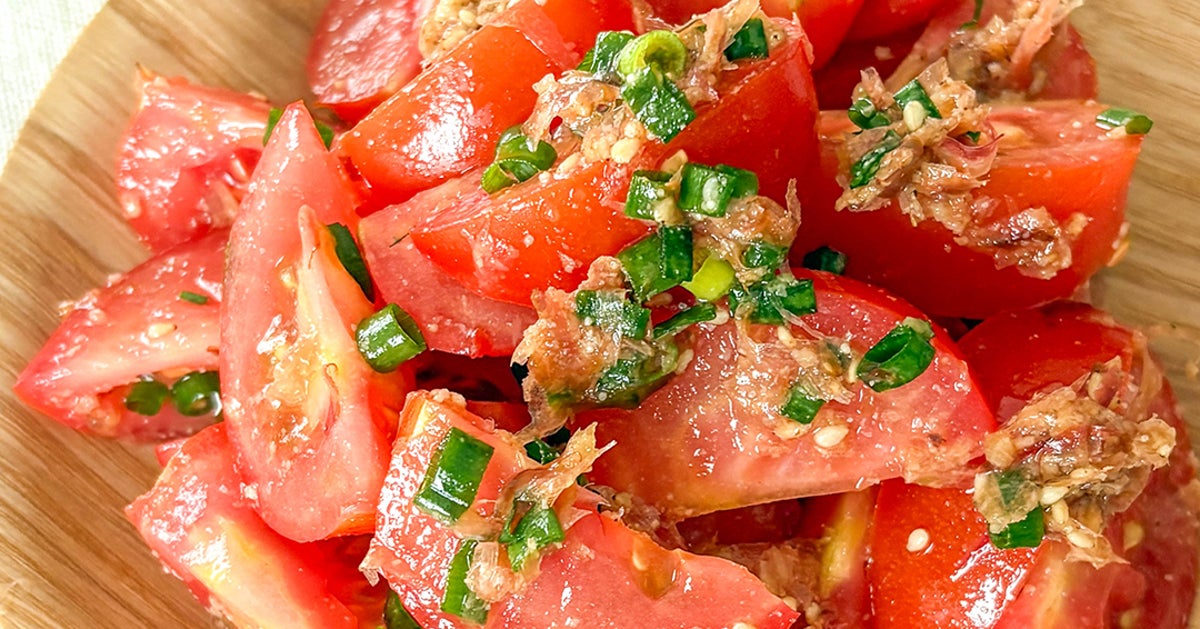 【トマトは全部コレで食べたい】火を使わず5分！かつお節とごまのうまみが絡む「トマトのおかか和え」レシピ