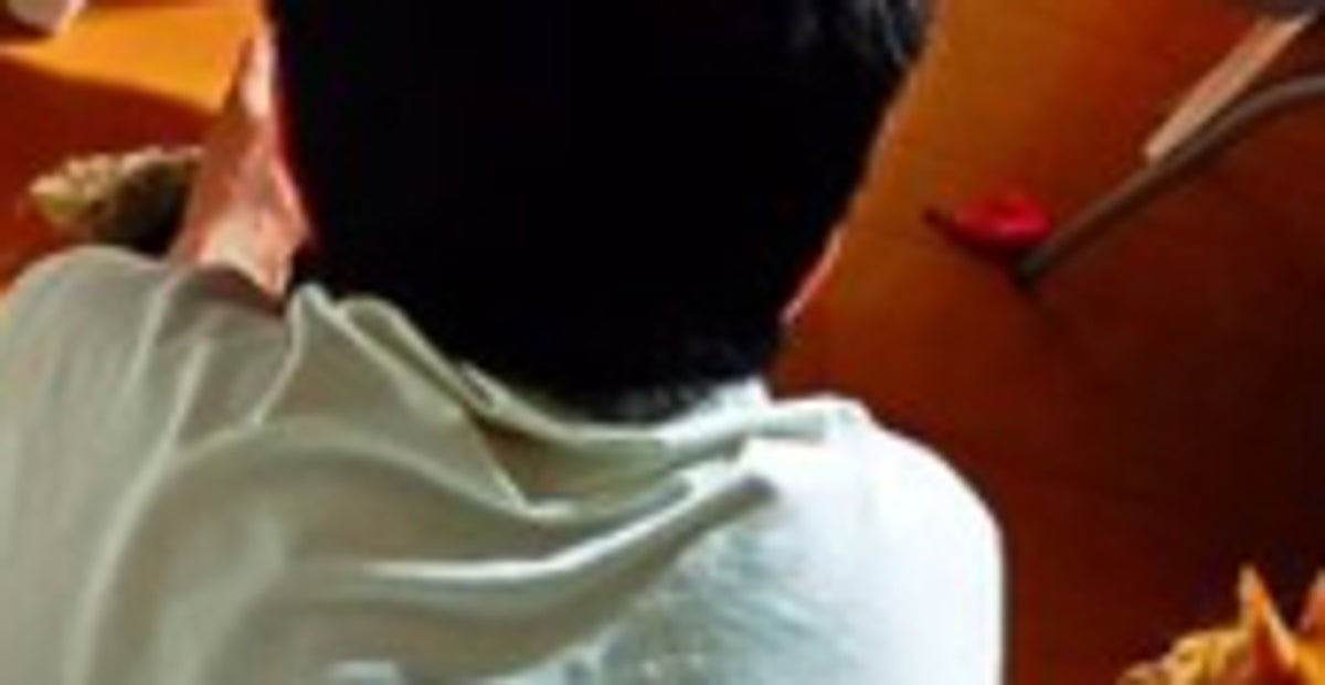 父親の隣でくつろぐ実家猫⇨“ボディーガード”みたいな背中に「筋トレしてる？」「ハーランドかと」
