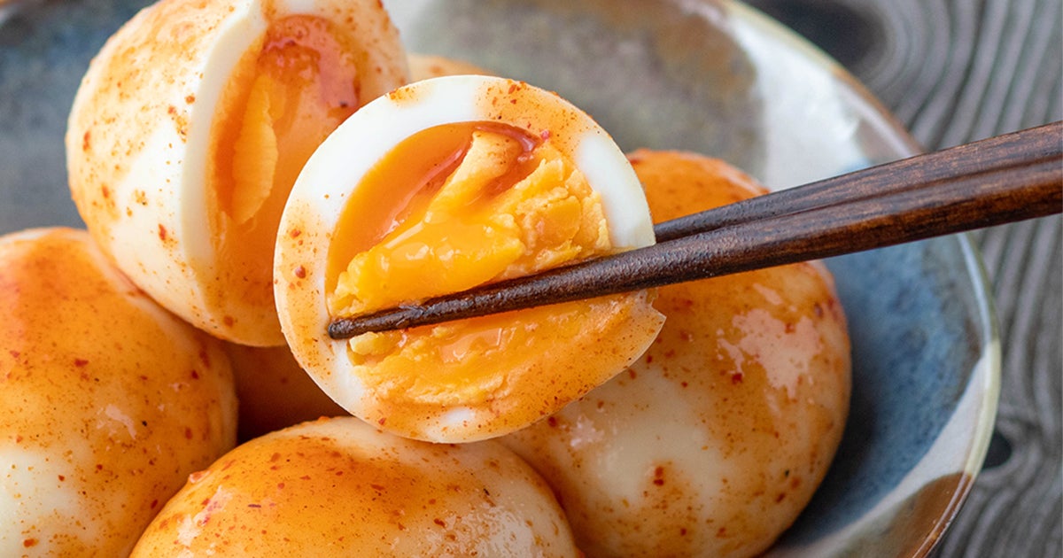 【この味玉、反則級にウマい！】「お店で売ってるやつかと思った」キムチの素で漬けるだけ！箸が止まらなくなる味玉レシピ