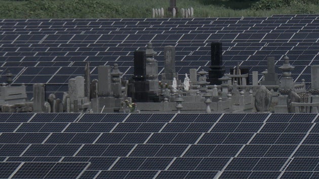 浪江町のメガソーラー。墓を取り囲むように太陽光パネルが設置されている