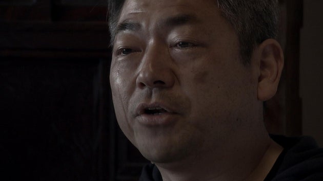 取材で涙を流す、先達山を注視する会の松谷基和さん