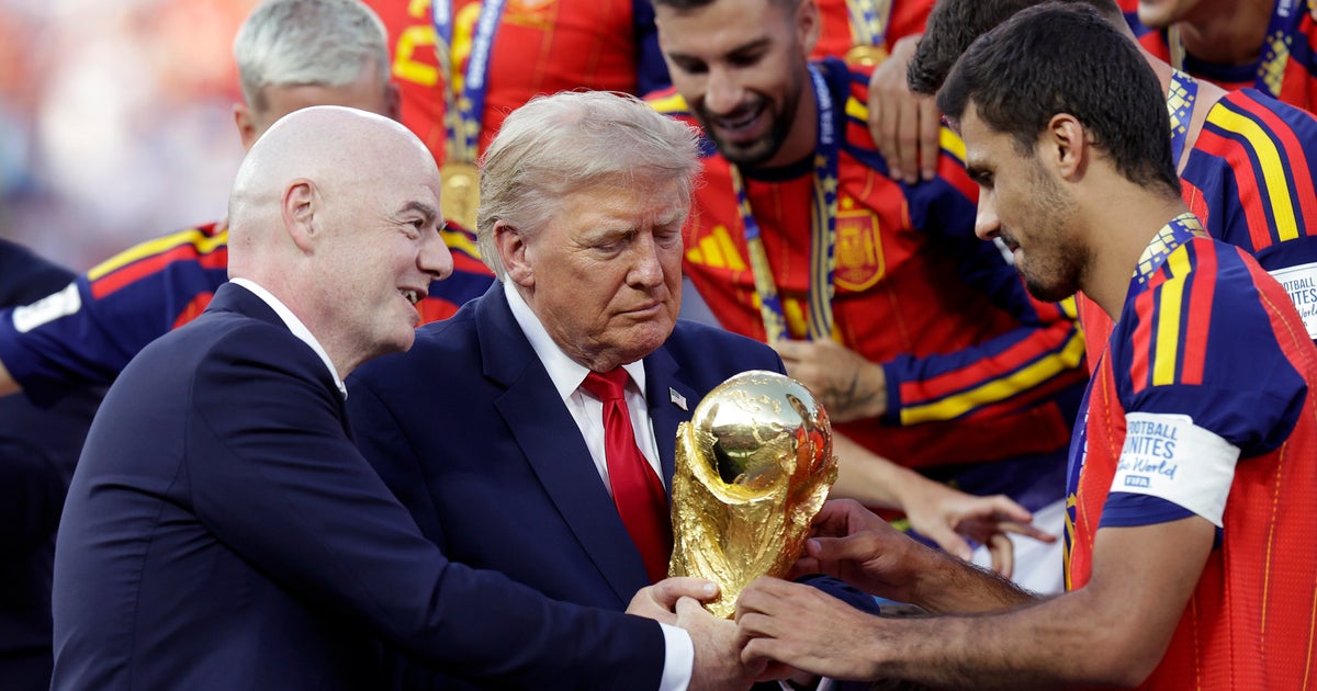 トランプの行動に「恥ずかしい振る舞いだ」の批判。サッカーW杯で表彰台にとどまり続ける