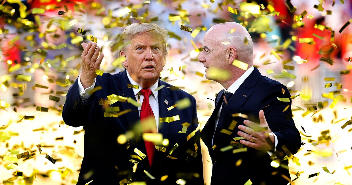 トランプの“目立ちたがり“な行動に痛烈な説明文。英紙の1枚に反響「今年のキャプション大賞」【サッカーW杯】