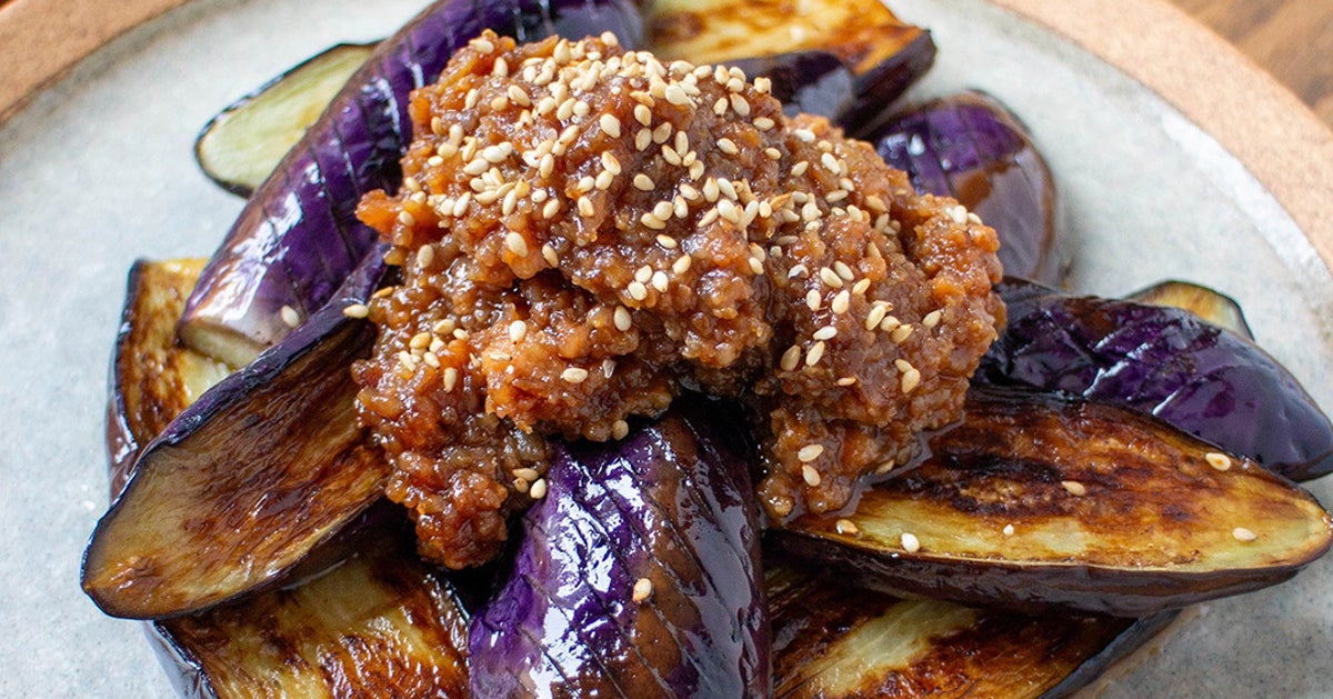 【今年、なすで10回はコレ作ってる】揚げないのにジューシー！ご飯が消える「なすの甘辛肉みそ」
