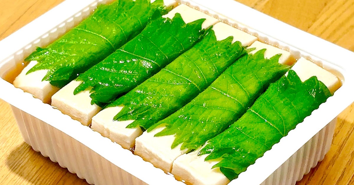【豆腐パックのまま漬けて】大葉をはさむだけ。豆腐1丁、秒でなくなる