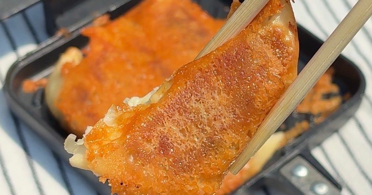 ホットサンドメーカーで挟むだけ！カリカリ食感がたまらない。チーズ餃子レシピ
